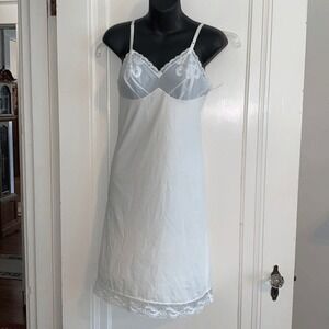 Vtg Vanity Fair cream lace sheer bodice full slip